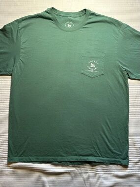 Grovers & Hunders Men's Short-Sleeve Pocket Tee in Forest Green